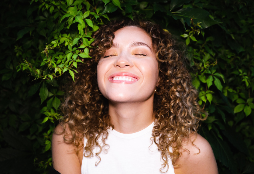 Cheveux bouclés au printemps : essayez la routine régénérante