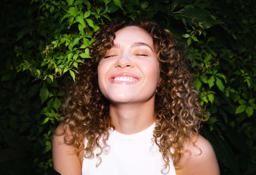 Curly hair in spring: try the regenerating routine