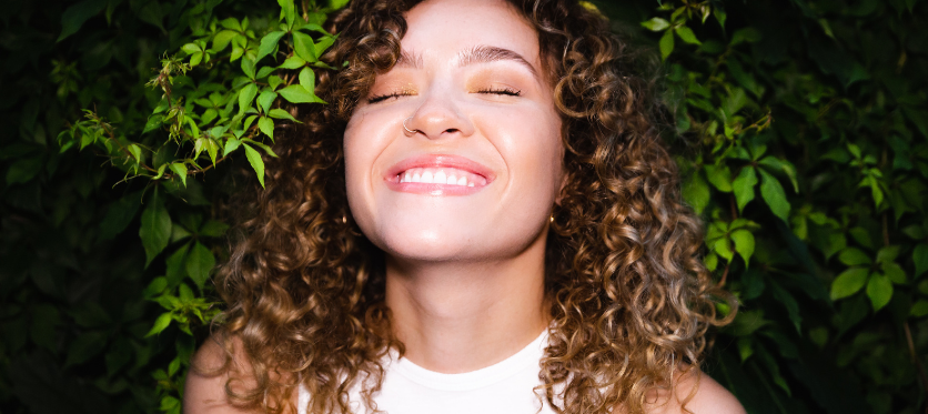 Curly hair in spring: try the regenerating routine