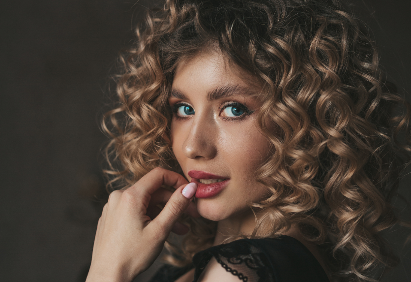 Styling boucles : mot d’ordre définition avec le CURL DEFINER