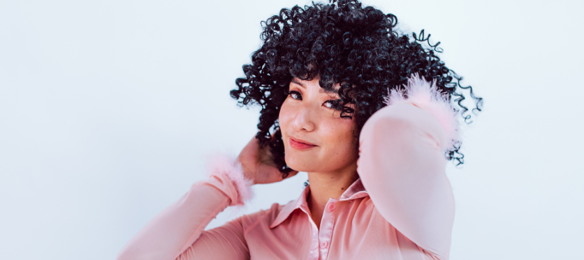 Microcirculation : cheveux bouclés plus forts avec massage de la peau