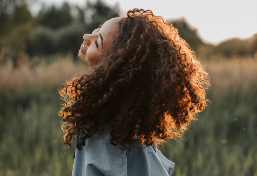 SOS racines plates : ce qu’il faut faire pour donner du volume aux cheveux bouclés