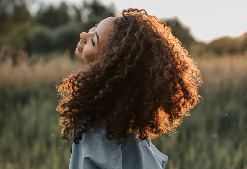 SOS flat roots: what to do to give volume to curly hair