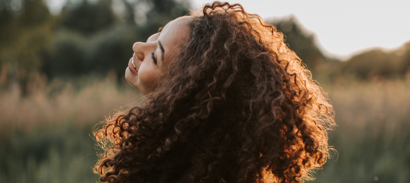 SOS raíces planas: que hacer para dar volumen al cabello rizado