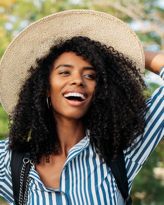 Sombrero de ala ancha - Divina BLK productos para el cuidado del cabello ondulado, rizado y afro